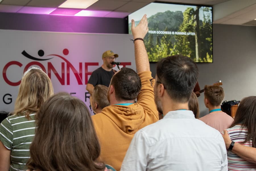 An image of Team Expansion attendees worshipping inside Yew Tree Hall